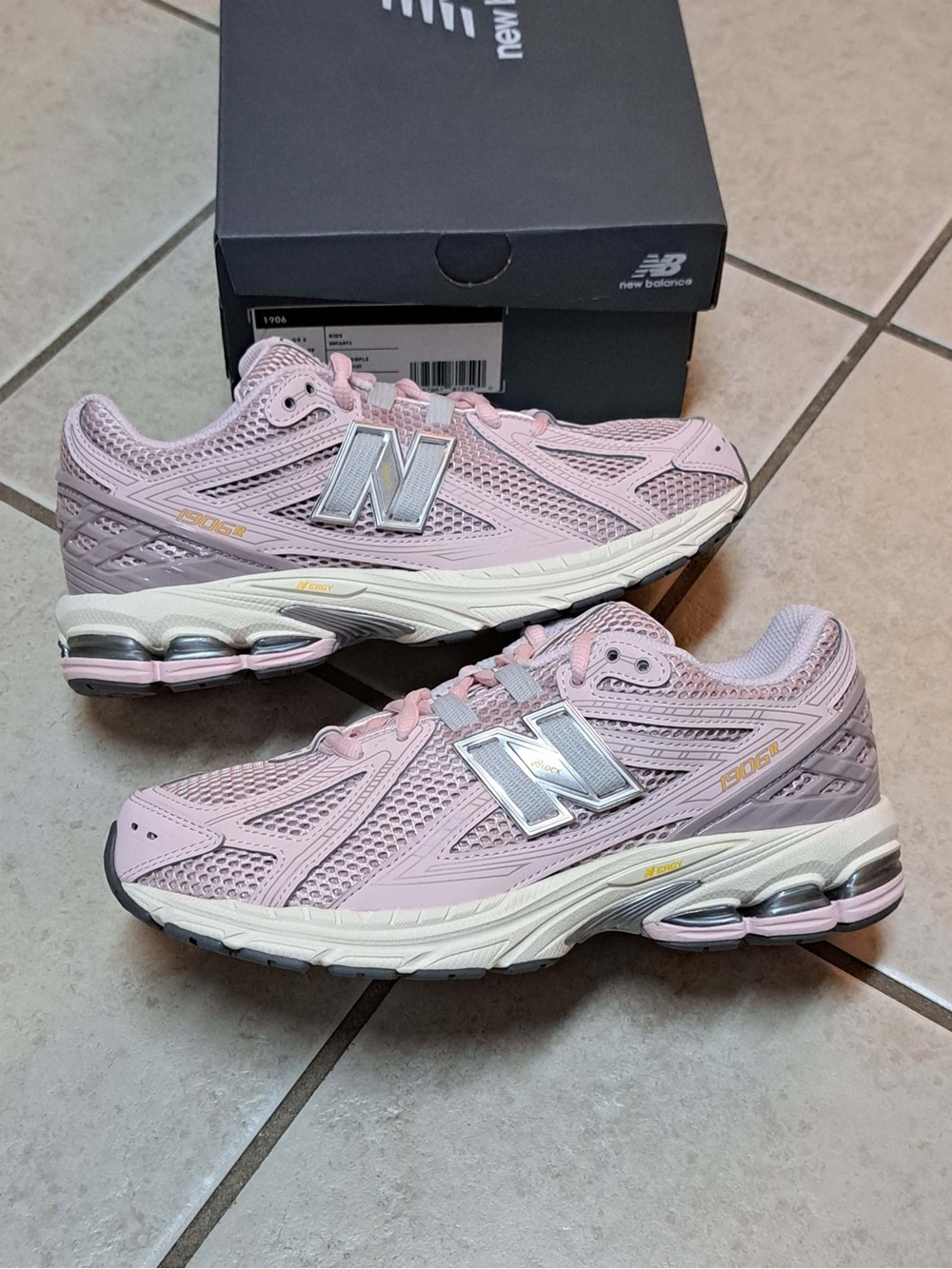 New Balance 1906R sneakers -  'Rose Sugar' - Big Kids sz 6.5Y / Wmns 8.0